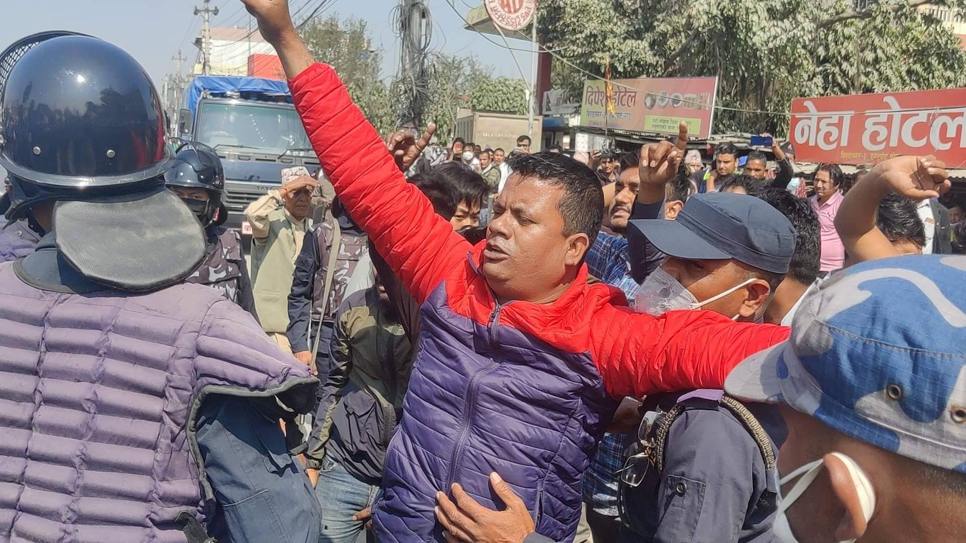 प्रधानमन्त्री ओलीलाई विराटनगरमा कालो झण्डा